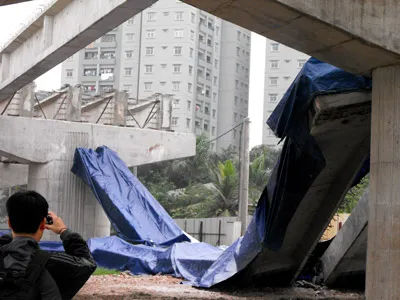 Sập 4 dầm cầu cạn Pháp Vân - Linh Đàm (Hà Nội)