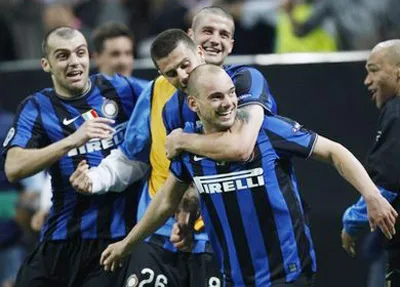 Đồng đội chúc mừng Wesley Sneijder, sau khi tiền vệ này ghi bàn quân bình tỷ số 1 - 1 cho Inter Milan.