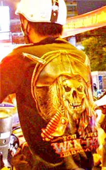 Một “tín đồ” thời trang kinh dị “diện” áo đầu lâu giữa đường phố.