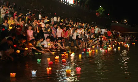 Lung linh hoa đăng trên đất tổ Vua Hùng