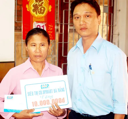 Co.opMart Đà Nẵng hỗ trợ chị Phúc 10 triệu đồng