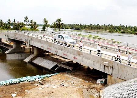 TPHCM: Vận hành cống Ba Thôn chống lũ