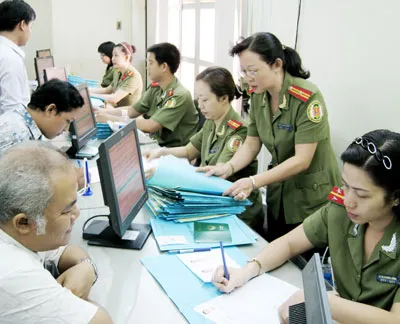 Làm thủ tục cấp đổi hộ chiếu ở Phòng PA18.