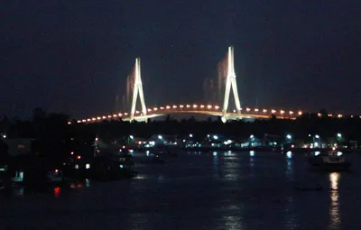 Cầu Cần Thơ lộng lẫy trong đêm. Ảnh: TRẦN THANH