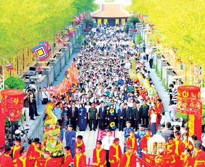 Các đồng chí lãnh đạo TPHCM và đông đảo người dân TP dự Lễ giỗ Quốc tổ Hùng Vương tại Công viên Lịch sử văn hóa dân tộc. Ảnh: VIỆT DŨNG