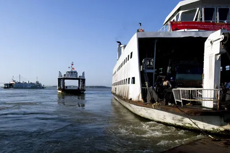 Những chuyến phà cuối ngày 24-4-2010.