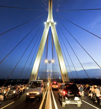 Lưu thông qua cầu Cần Thơ tối 24-4-2010. Ảnh: TRỌNG NGHI