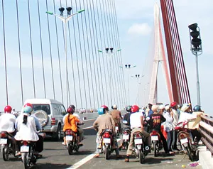 2 ngày đầu lưu thông qua cầu Cần Thơ - Phân luồng chưa ổn