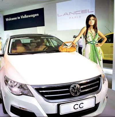 Người mẫu triển vọng Oanh Yến bên cạnh chiếc xe CC sang trọng