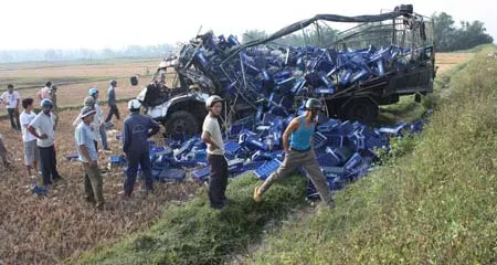 Quảng Ngãi: xe tải tông vào đuôi xe tải, 2 người chết