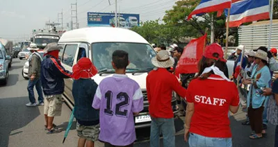 Thái Lan: Phe “áo đỏ” ngăn cảnh sát và quân đội tiến về Bangkok