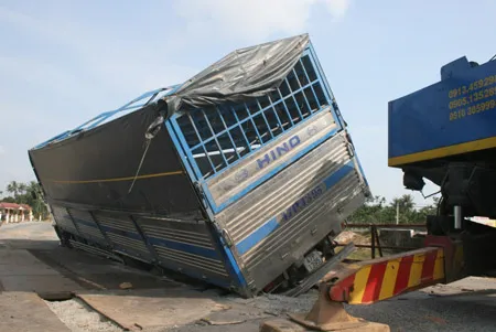 Quảng Nam: Ô tô tải rơi xuống cầu tạm, ách tắc giao thông trên Quốc lộ 1A