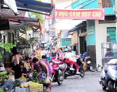 Chợ tự phát hoành hành