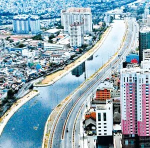 Đại lộ Đông Tây - công trình trọng điểm của TPHCM sẽ hoàn thành vào cuối năm 2010. Ảnh: GIẢN THANH SƠN