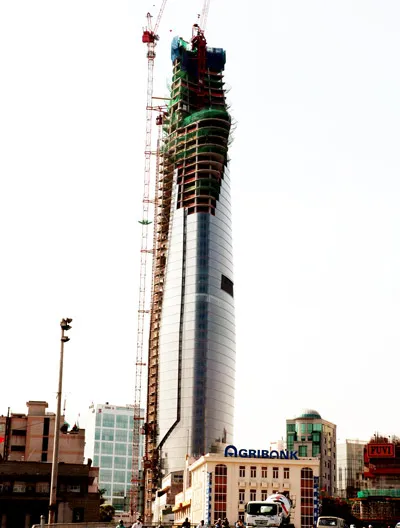 Tòa nhà The Financial tower cao 68 tầng. Ảnh: TRẦN THANH