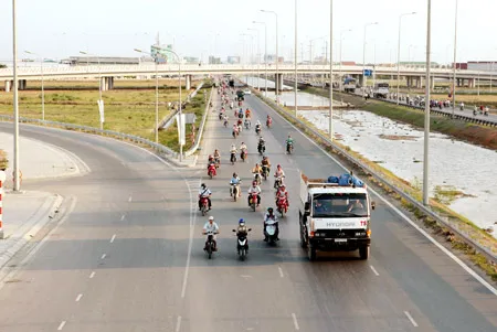 Đại lộ Đông - Tây đoạn nối vào đường cao tốc TPHCM - Trung Lương được đưa vào sử dụng, làm giảm ùn tắc giao thông.