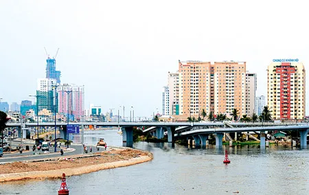 Đưa vào sử dụng đại lộ Đông Tây, cầu Nguyễn Văn Cừ..., góp phần đẩy nhanh tốc độ phát triển kinh tế - xã hội thành phố trên diện rộng.