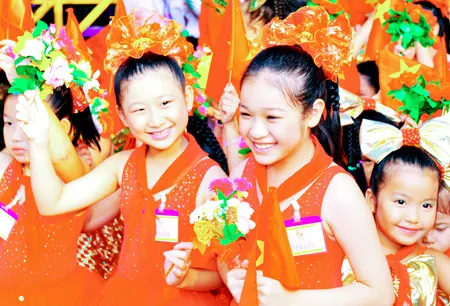 Nụ cười rạng ngời của thiếu nhi TP trong ngày 30-4-2010.