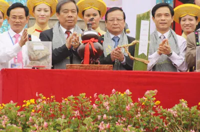 Đoàn đại biểu tỉnh Hậu Giang và Cao Bằng trao nước lấy từ sông Cửu Long và suối Lê Nin cho Ban tổ chức Lễ hội thống nhất non sông.