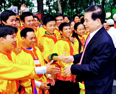 Chủ tịch nước Nguyễn Minh Triết gặp gỡ người dân TP trong lễ mít tinh kỷ niệm 35 năm giải phóng miền Nam, thống nhất đất nước. Ảnh: V.Dũng