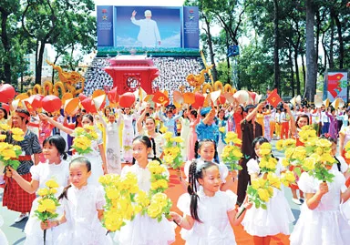 Mít tinh kỷ niệm 35 năm Ngày giải phóng miền Nam, thống nhất đất nước và 124 năm ngày Quốc tế Lao động: TPHCM luôn vì sự phát triển bền vững của đất nước ảnh 13