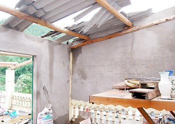 Strong winds blew the roof off this home in the Lao Cai Province, May 10 (Photo: SGGP)
