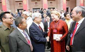 National Assembly chairman Nguyen Phu Trong (C) meets delegates at the seminar titled, “Ho Chi Minh’s heritage in the current era,” held in Hanoi May 12 to mark the 120th birthday of late President Ho Chi Minh (May 19) (Photo: SGGP)