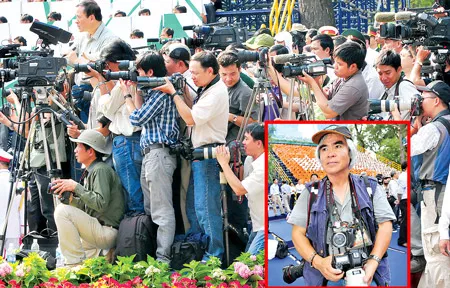 Các nhà báo tác nghiệp (ảnh nhỏ: nhà báo Nick Út).