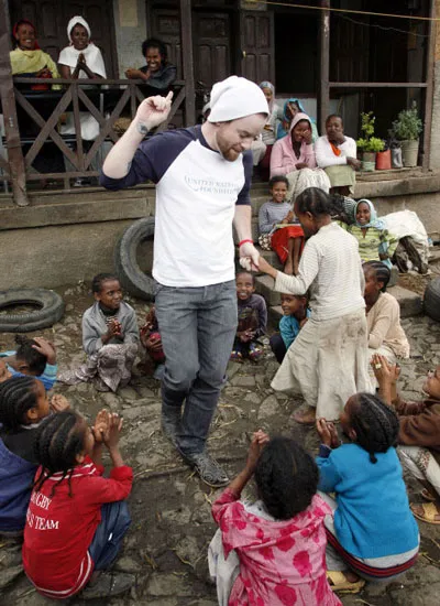 Vị giám khảo khó tính Simon Cowell đến thăm tổ chức Quỹ Sức khỏe trẻ em ở Arizona.