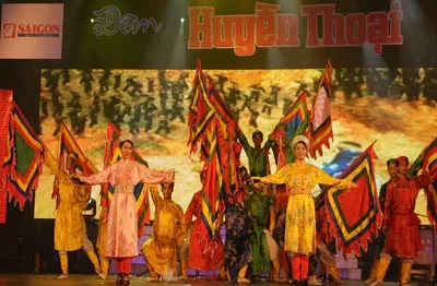 Nhóm Mặt trời mới với tiết mục “Hội nghị Diên Hồng”. Ảnh: AN DUNG