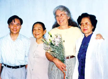 Bà Ann Welsh Morrison chụp ảnh chung với bà Nguyễn Ngọc Dung (bìa phải) - nguyên Phó Chủ tịch Ủy ban Hòa bình TPHCM và bà Nguyễn Bình Thanh hiện là Tổng Thư ký Liên hiệp Các tổ chức hữu nghị TPHCM trong chuyến thăm VN tháng 4-1999.