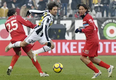 Tiền vệ Diego (giữa, Juventus) trong vòng vây của 2 cầu thủ Catania ở lượt đi