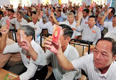 Các đại biểu thông qua chương trình Đại hội Đảng bộ xã Nhuận Đức, huyện Củ Chi TPHCM. Ảnh: VIỆT DŨNG