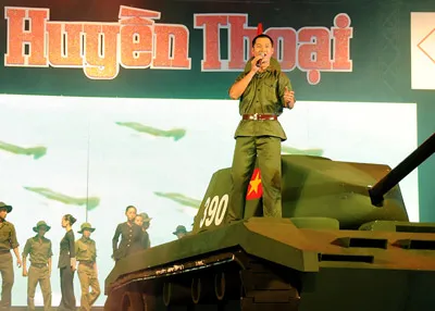 Ca sĩ Đức Tuấn cùng vũ đoàn ABC trong tiết mục "Lá đỏ". Ảnh: A.DUNG