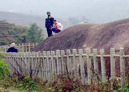 Di tích bãi đá cổ Sa Pa:  Nguy cơ thành phế tích