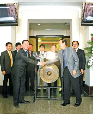 Ông Trần Đắc Sinh - Tổng Giám đốc HOSE (phải) chúc mừng ông Đỗ Duy Thái, thành viên HĐQT Công ty CP Thép Pomina trong ngày niêm yết và giao dịch đầu tiên trên sàn chứng khoán.