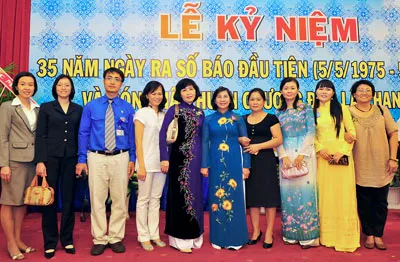 Trưởng ban Tổ chức Thành ủy Nguyễn Thị Thu Hà cùng đội ngũ những người làm báo SGGP. Ảnh: VIỆT DŨNG