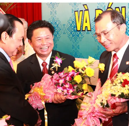 Bí thư thành ủy Lê Thanh Hải tặng hoa cho Ban biên tập Báo SGGP. Ảnh: Trần Thanh