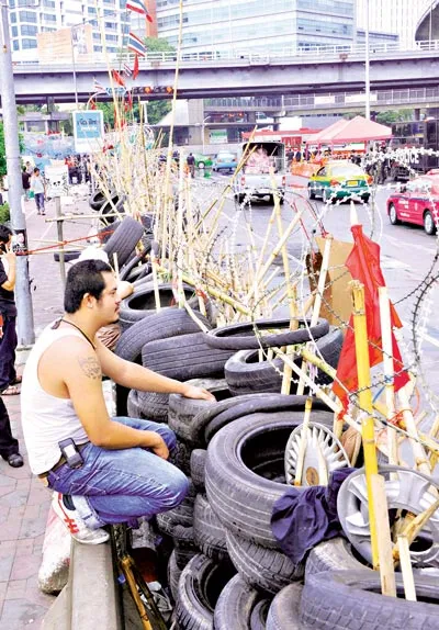 Phe áo vàng đòi Thủ tướng Thái Lan từ chức
