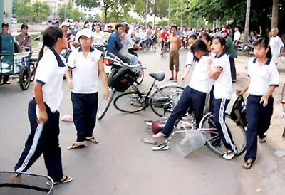 Một cảnh nữ sinh đánh nhau trên đường phố.