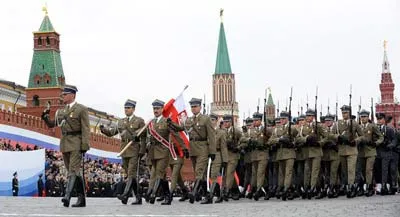 Binh sĩ Ba Lan diễu binh qua quảng trường Đỏ.