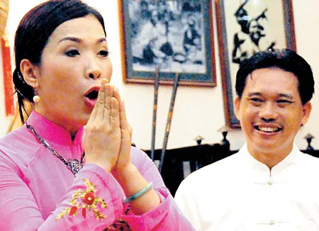 NSƯT Tuyết Mai hướng dẫn khán giả dùng đôi bàn tay tạo âm thanh như chơi đàn K’long put.