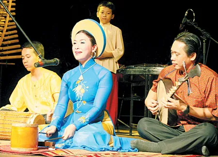 Hai thế hệ trong tiết mục Chầu văn.