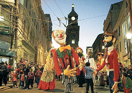 Những chú hề trong trang phục ngộ nghĩnh giao lưu với khán giả trên đường phố Valparaiso. Ảnh: THX