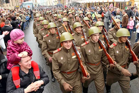 Lễ duyệt binh mừng chiến thắng tại Quảng trường Cung điện ở Saint Petersburg (Leningrad) ngày 9-5-2010