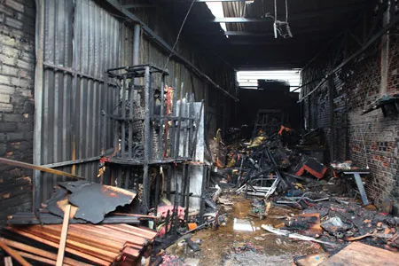 TPHCM: Đốt đèn cầy gây cháy kho