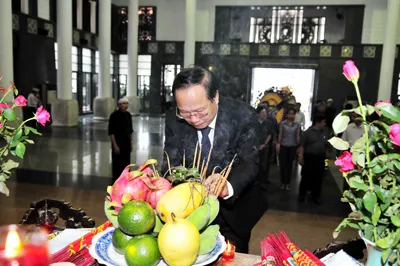 Bộ trưởng VH-TT & DL Hoàng Tuấn Anh viếng nhà thơ Hoàng Cầm