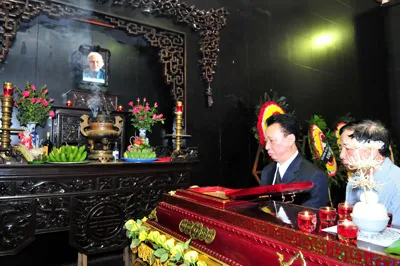 Phó trưởng Ban Tuyên giáo TW Phùng Hữu Phú viếng nhà thơ Hoàng Cầm