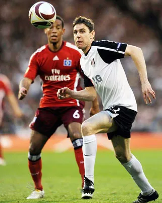 Fulham của Zoltan Gera (phải) đã loại Hamburg tại bán kết. Họ sẽ lên ngôi vô địch ngay tại Hamburg?