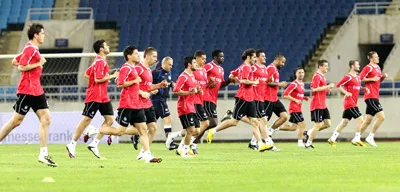 Những “gã khổng lồ” Eintracht Frankfurt đã có buổi tập làm quen sân Mỹ Đình vào tối qua.